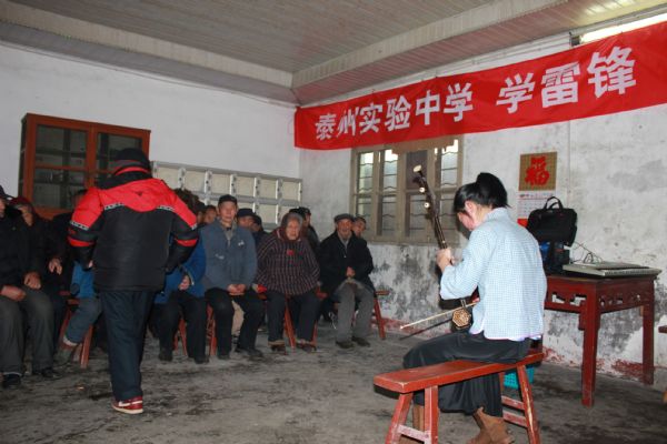 “學(xué)雷鋒，獻(xiàn)愛心”活動(dòng)走進(jìn)泰州市寺巷鎮(zhèn)敬老院