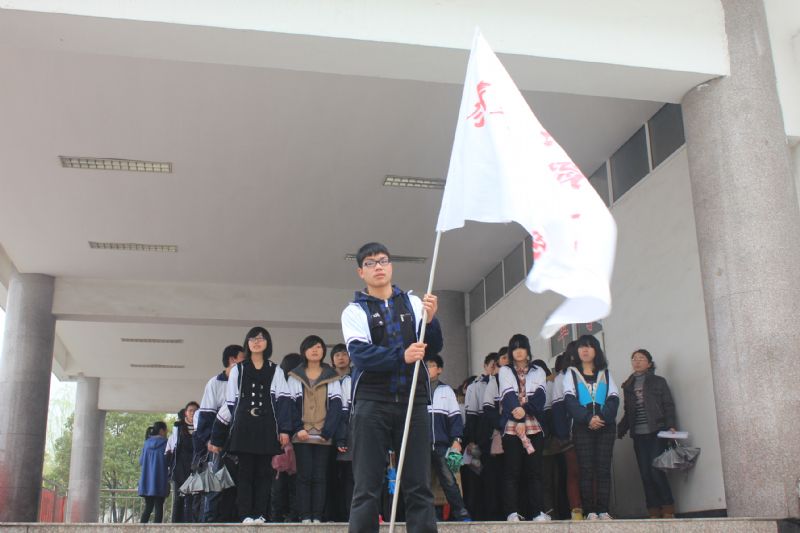 緬懷革命先烈，弘揚(yáng)民族精神—3月30日泰州實(shí)驗(yàn)中學(xué)清明節(jié)祭掃活動