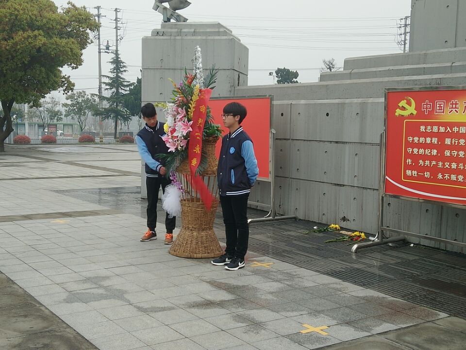 泰州實(shí)驗(yàn)中學(xué)舉行清明祭掃活動