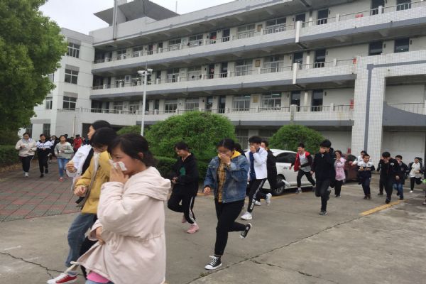 泰州實(shí)驗(yàn)中學(xué)舉行消防應(yīng)急疏散演練