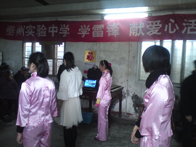 “學(xué)雷鋒，獻(xiàn)愛心”活動(dòng)走進(jìn)泰州市寺巷鎮(zhèn)敬老院