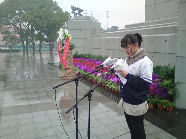 緬懷革命先烈，弘揚(yáng)民族精神—3月30日泰州實(shí)驗(yàn)中學(xué)清明節(jié)祭掃活動