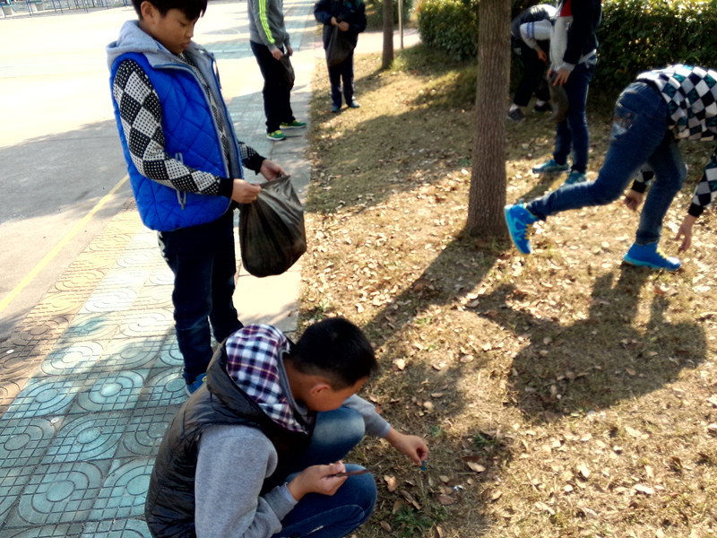 3月12日青年志愿者創(chuàng)綠色校園，樹文明新風(fēng)